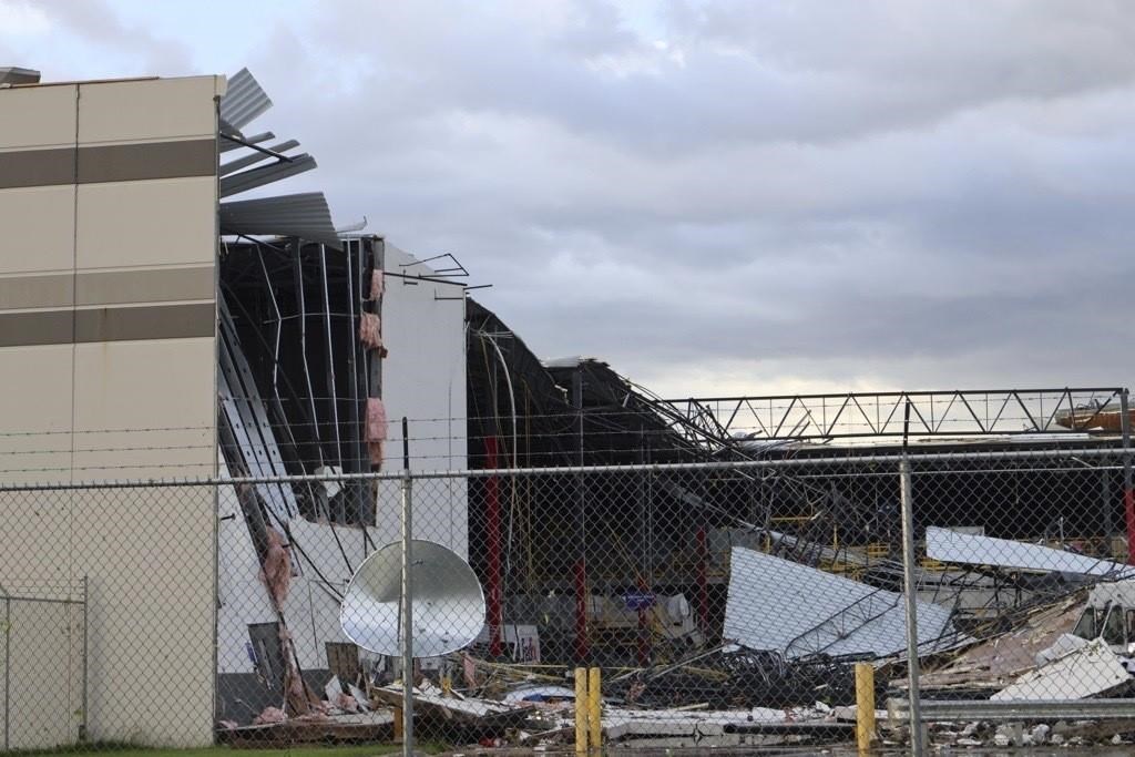 Storms battering the Midwest bring tornadoes, hail and strong winds
